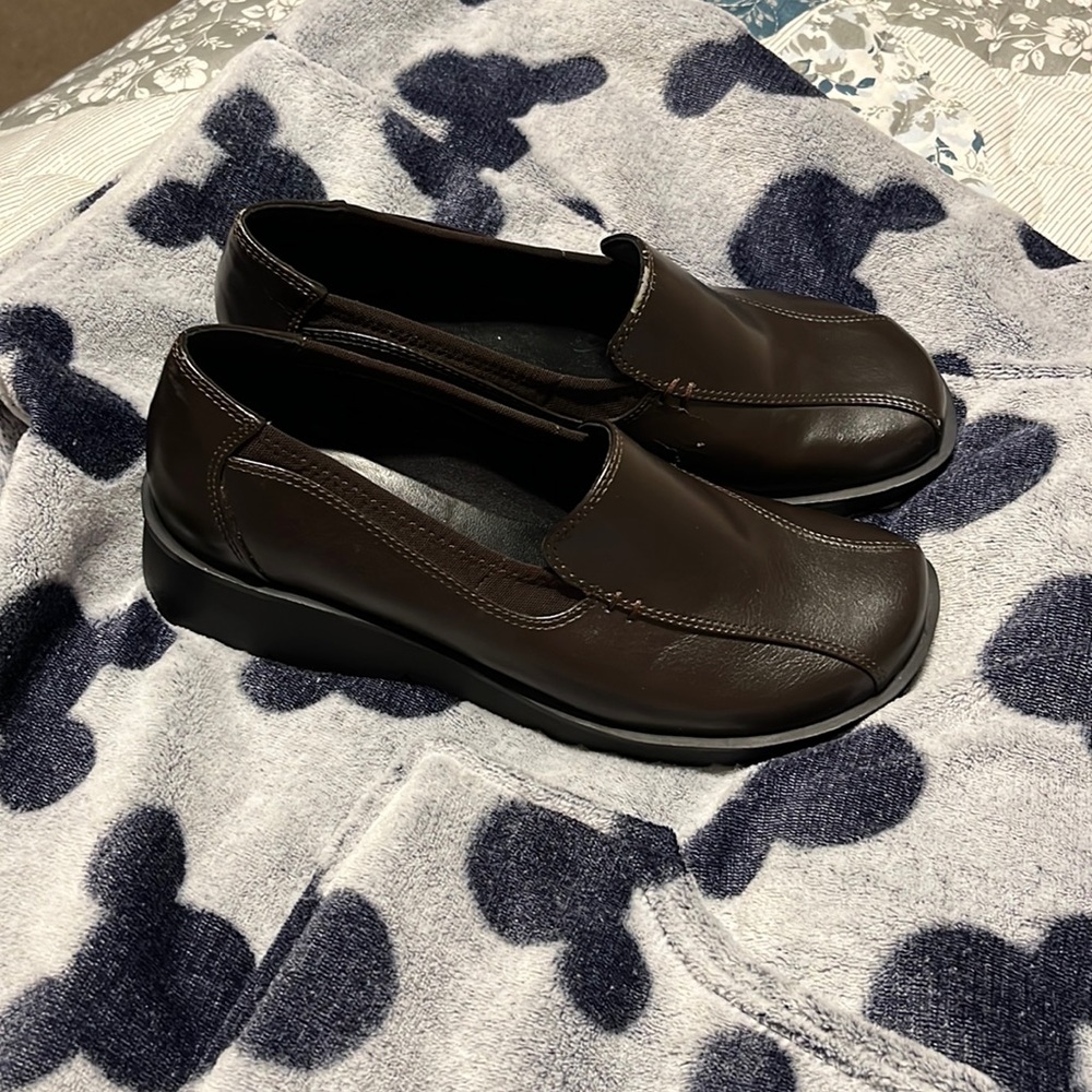 Liz Baker shoes 7 1/2 medium new with tag  brown man made material